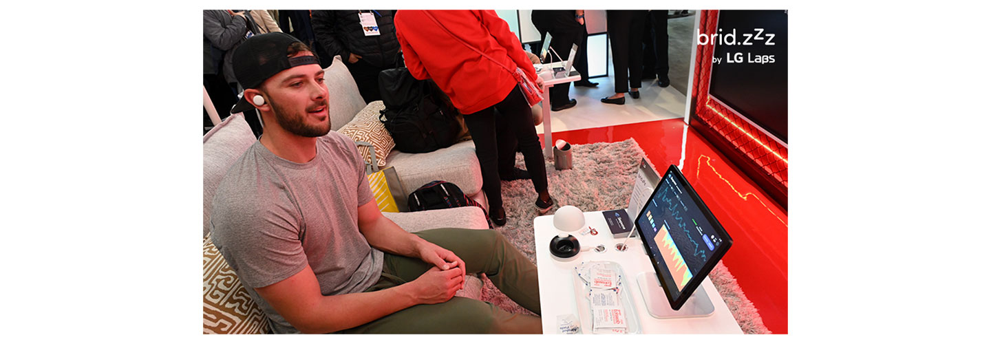Professional MLB player Kris Bryant experiencing brid.zzz inside the LG Labs zone