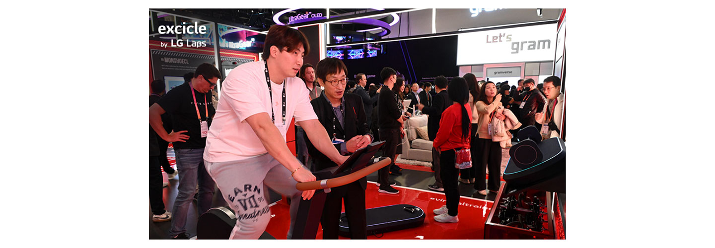 Professional KBO player Na Sung-bum experiencing excicle inside the LG Labs zone