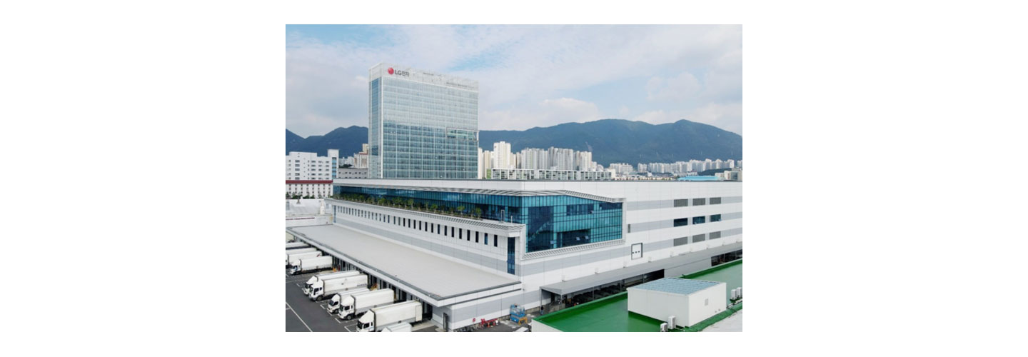 The foreground photograph of LG Smart Park, LG Electronics’ home appliances factory in Changwon, Republic of Korea