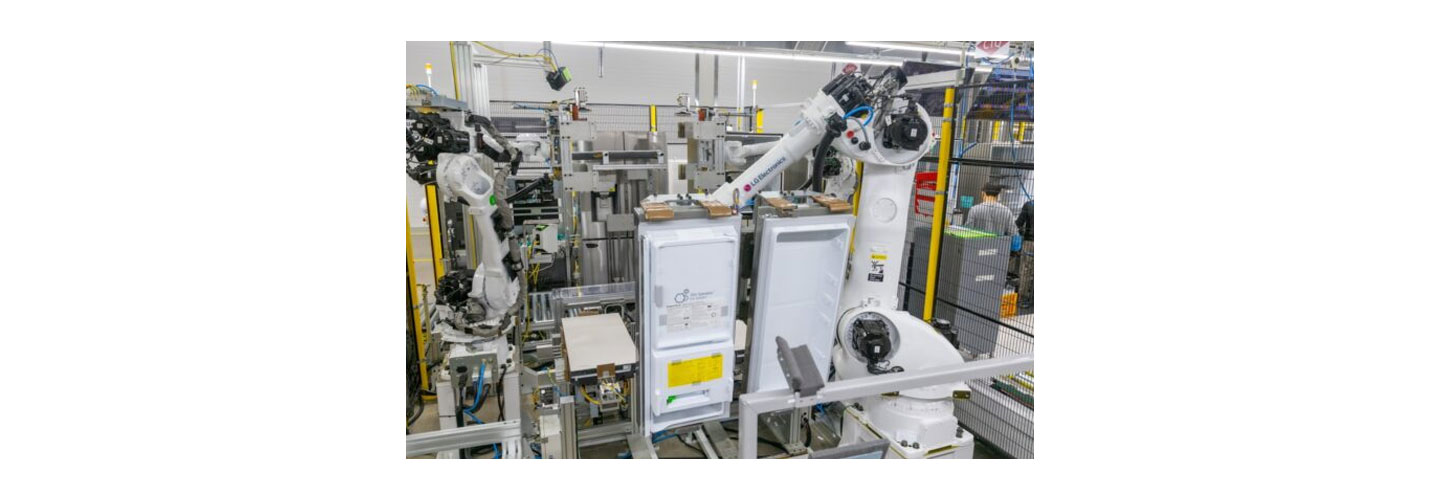 The robots in LG Smart Park in Changwon are welding the refrigerator doors.
