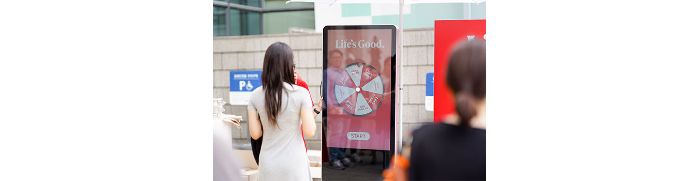 An LG employee participating in the lucky draw event