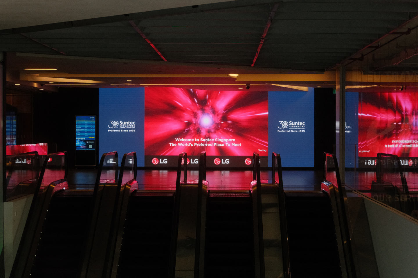 LG's Big Picture Wall at Suntec Singapore greets visitors with a welcome message and dynamic visuals at the venue entrance.