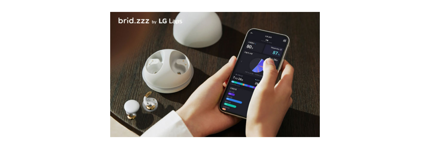A user controlling brid.zzz with a smartphone