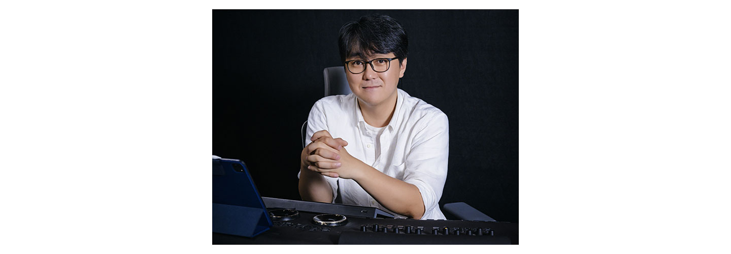 Colorist Park Jin-ho sitting at his work desk which boasts various high-tech electronic equipment