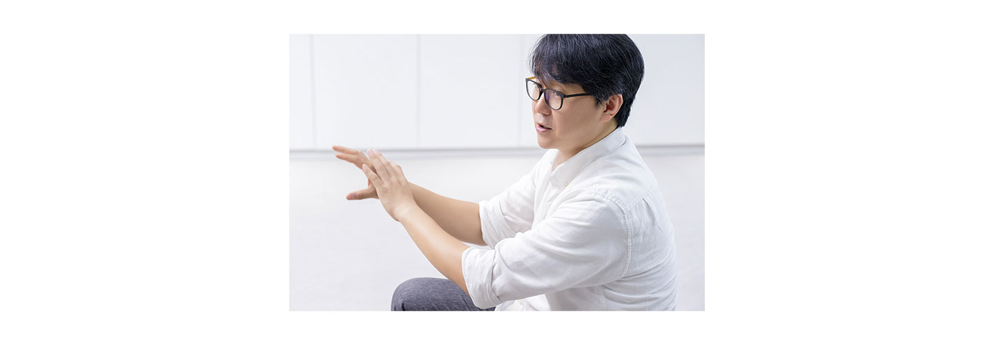 Colorist Park Jin-ho giving an interview about working with LG OLED