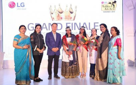 A group photo of award-winners posing with LG’s delegate at the LG Mallika-E-Kitchen contest