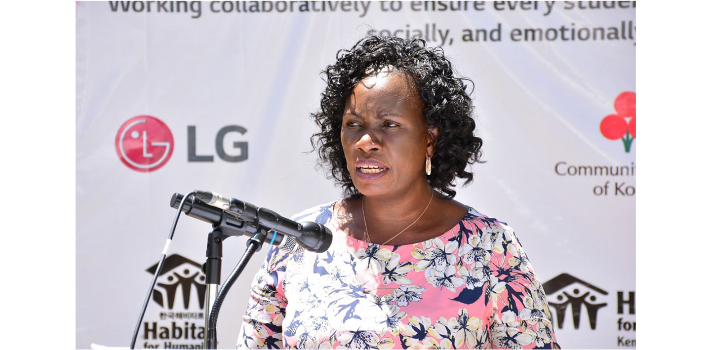 Ruth Odera, Habitat for Humanity Kenya spokesperson, commending the improvements being made to Machakos School for the Deaf with LG's support.
