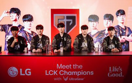 A picture of the Gen.G players sitting down at the venue