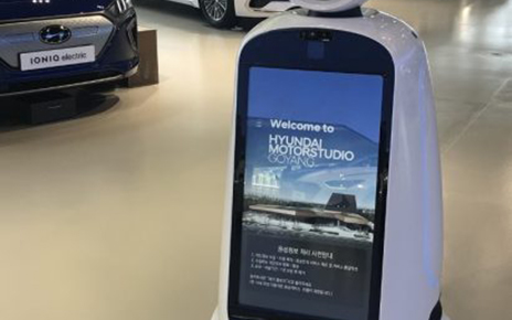 LG CLOi GuideBot greets and assists the visitors to Hyundai Motor Studio Goyang brand experience studio.