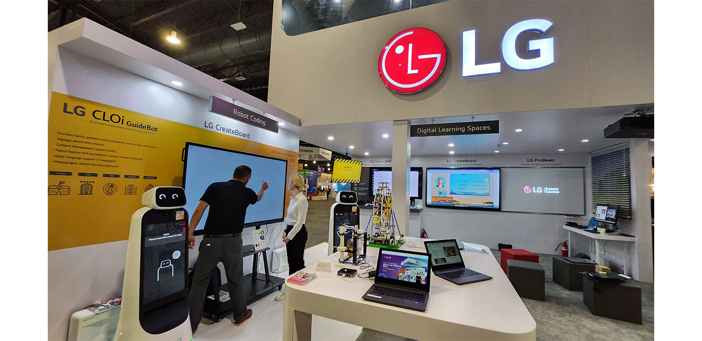 People experiencing Robot Coding Zone of LG booth