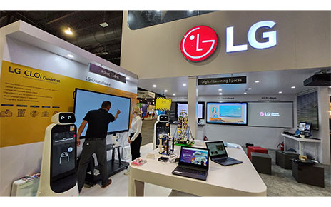 People experiencing Robot Coding Zone of LG booth