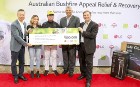 LG Australia’s managing director and representatives of WIRES pose with a cheque for $500,000 Australian dollars