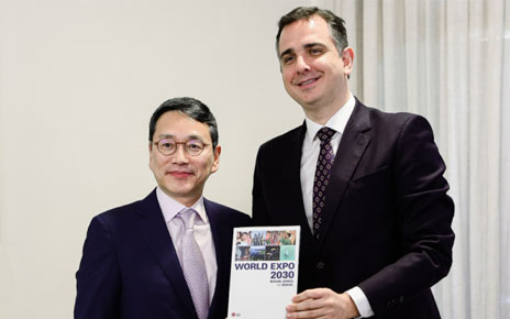 LG CEO William Cho and Brazilian Senator Rodrigo Pacheco posing with the book of Busan’s bid to host World Expo 2030.