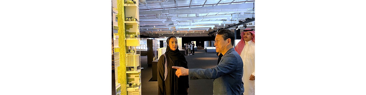 LG CEO Cho taking a look at a model bulit to give an in depth explanation about NEOM City Project