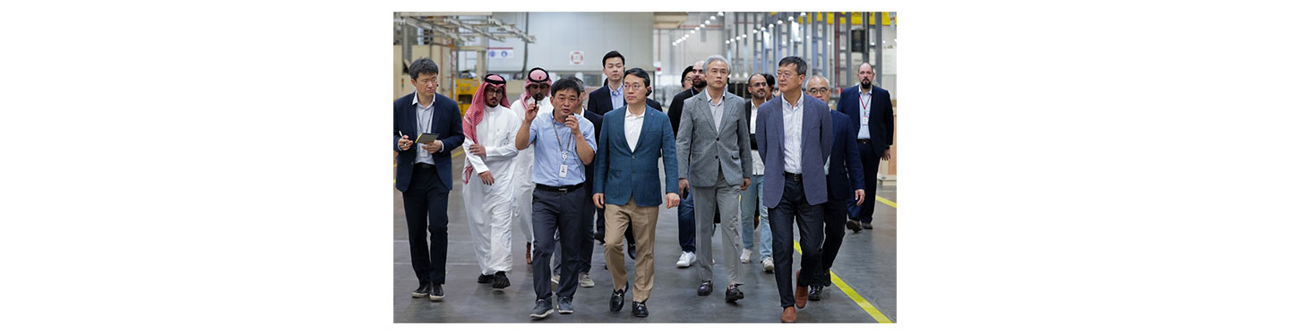 The CEO touring the company’s air solutions factory in Riyadh with other LG staff
