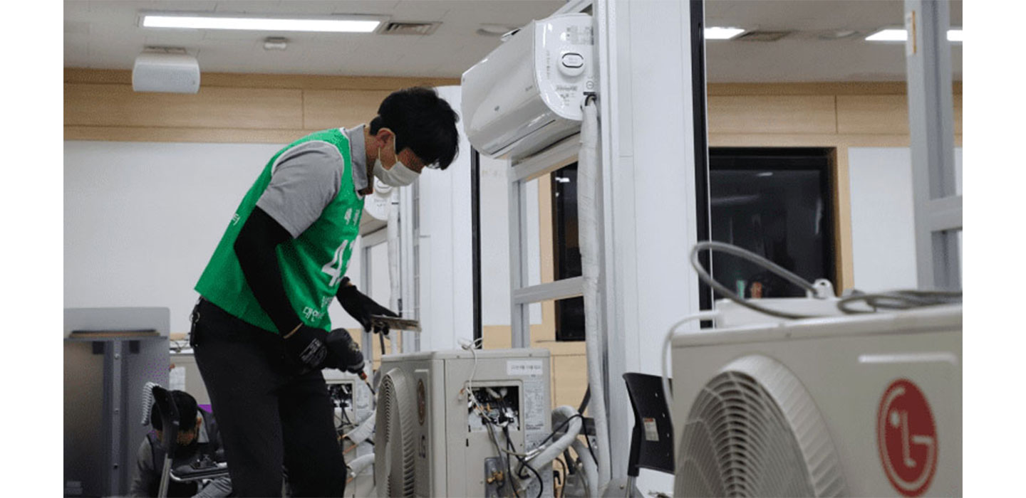 LG service manager conducting AC inspection