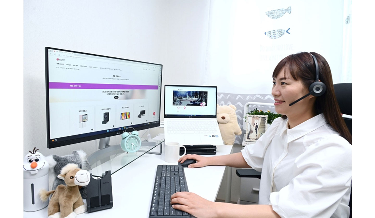 LG's customer counseling consultant using a computer at her desk