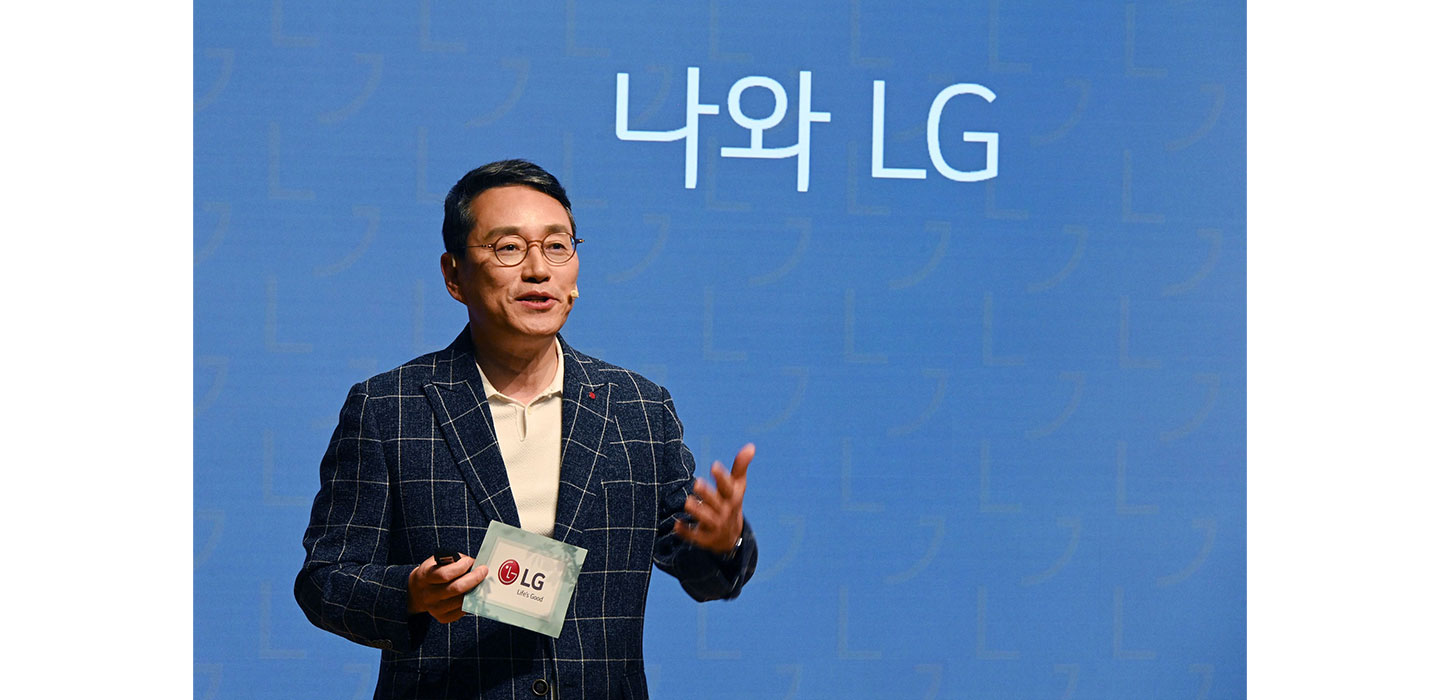 CEO Cho at the CEO F.U.N. Talk having a talk with LG employees