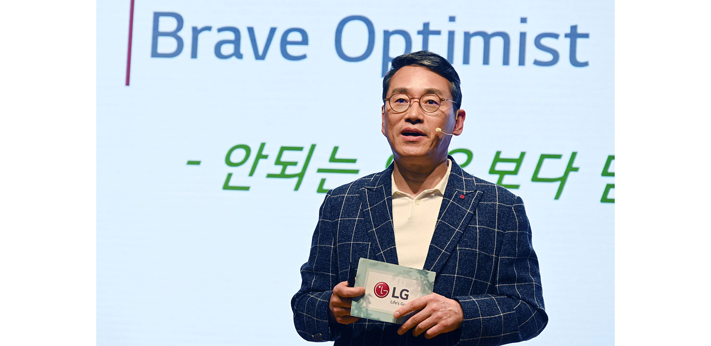 CEO Cho at the CEO F.U.N. Talk with a card in his hands