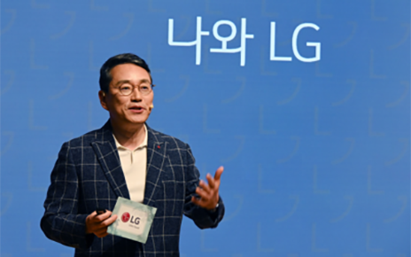 CEO Cho at the CEO F.U.N. Talk having a talk with LG employees