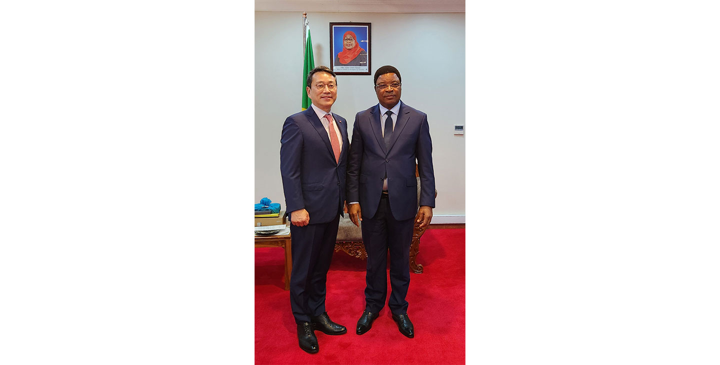 Mr. Cho and Kassim Majaliwa, Prime Minister of Tanzania, posing together for a picture