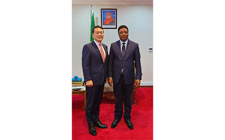 Mr. Cho and Kassim Majaliwa, Prime Minister of Tanzania, posing together for a picture