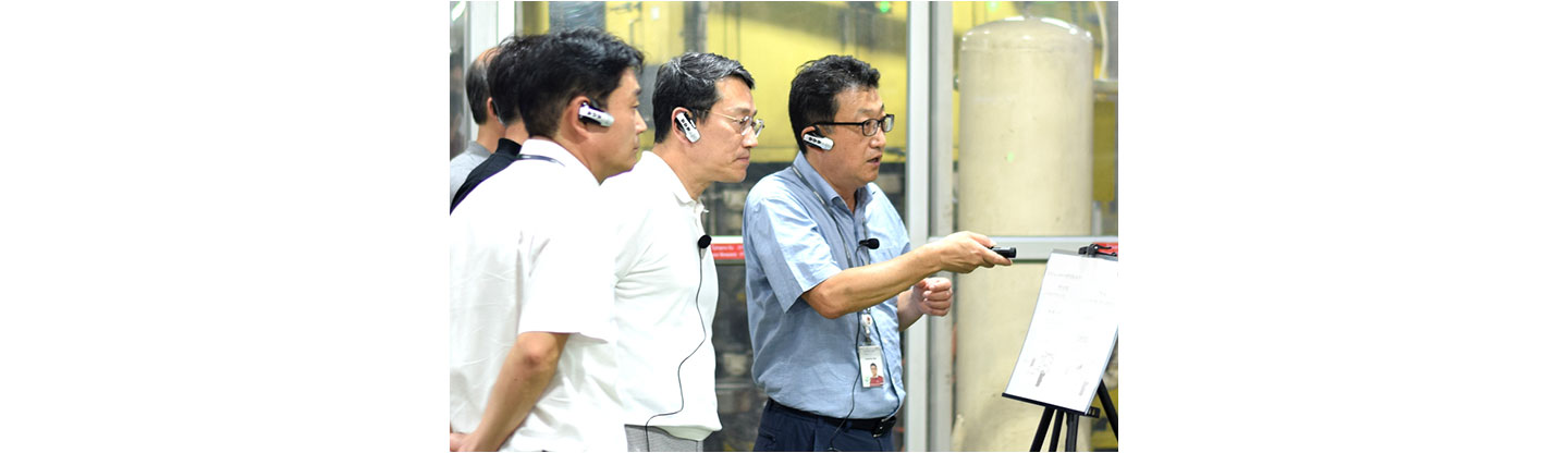 LG CEO Cho taking a look around LG production site