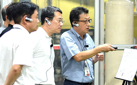 LG CEO Cho taking a look around LG production site