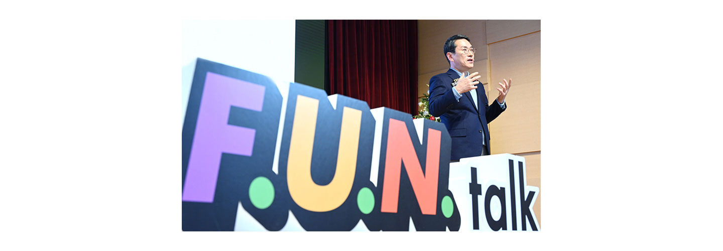A photo of LG CEO William Cho talking on stage with a big sign that says 'F.U.N. talk' 
