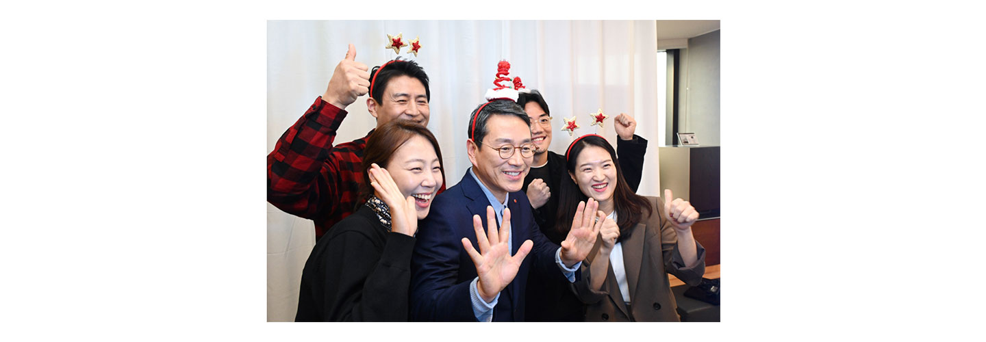 A photo of LG CEO William Cho and LG employees posing for a picture together