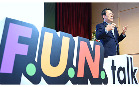 A photo of LG CEO William Cho talking on stage with a big sign that says 'F.U.N. talk' 
