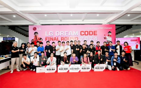 A group photo with students and experts who participated in LG Dream Code and LG officials at the red-carpeted photo zone