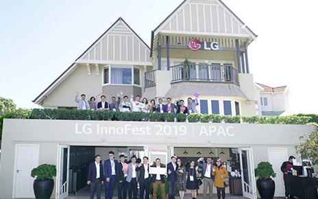 An outside view of the LG Home in Sydney, the venue of LG InnoFest 2019 Asia-Pacific, there are attendees waving hands to the camera.