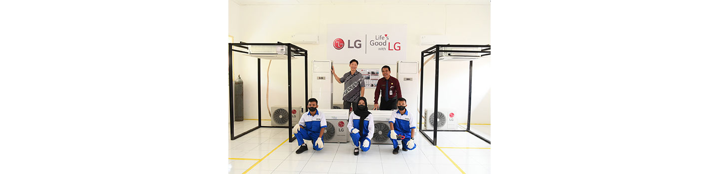 Jay Jang, director of marketing and relations at LG Electronics Indonesia posing with students of LG Loves School program.