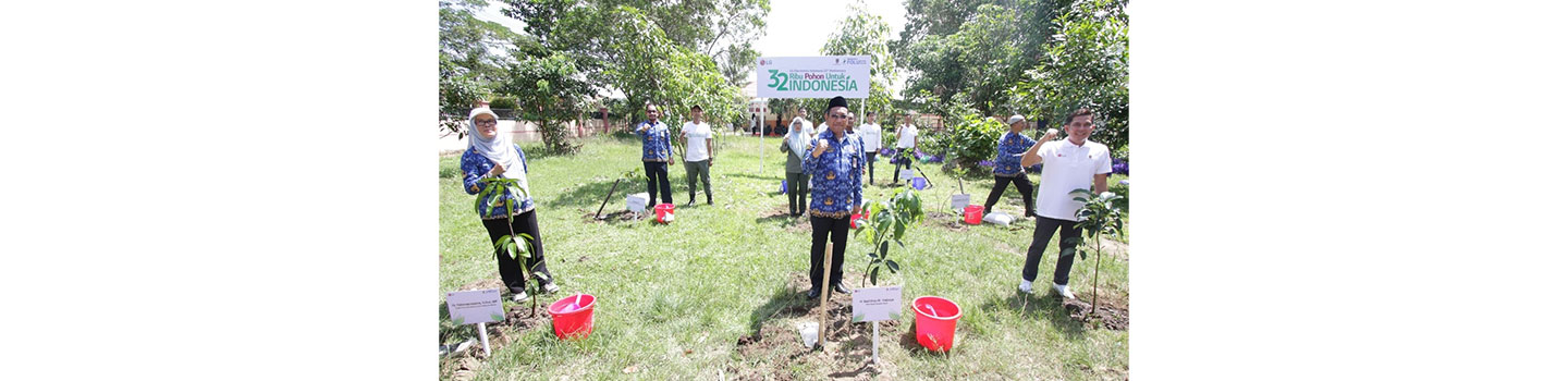 Staff of LG Indonesia posing for a photo during LG Loves Green initiative