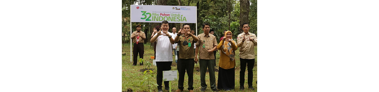 Staff from LG Indonesia and Conservation of Natural Resources Jakarta posing together for a photo during LG Loves Green initiative