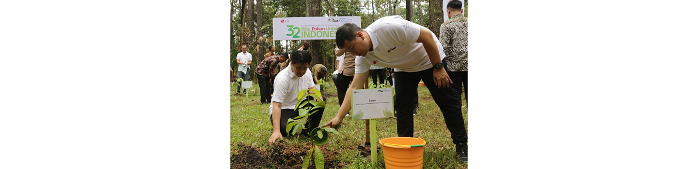 LG Indonesia staff planting trees during LG Loves Green initiative