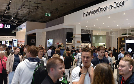 A front view of LG’s booth at IFA 2019, there are many visitors looking around the booth.