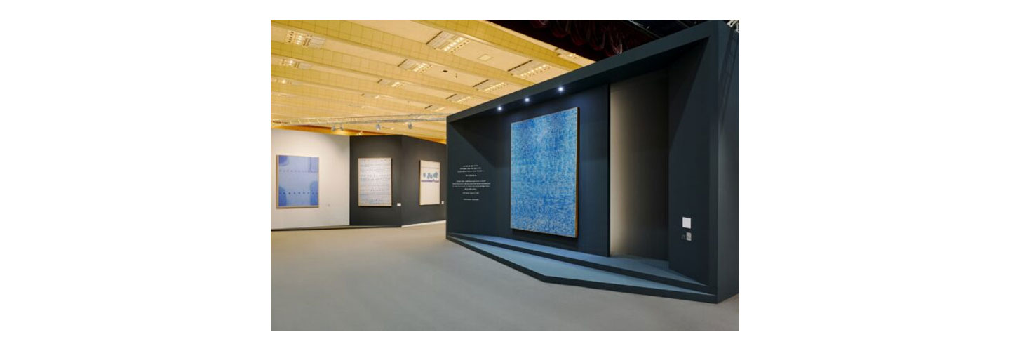 The entrance to Frieze Seoul 2023 boasts the LG SIGNATURE OLED M3 TV which is displaying artwork by the late Kim Whanki