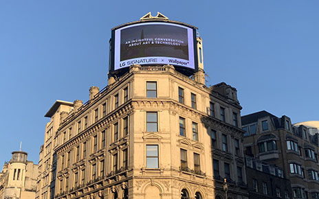 LG’s promotional video for LG SIGNATURE is displayed on the screen of a large digital signage in Piccadilly Circus, London.