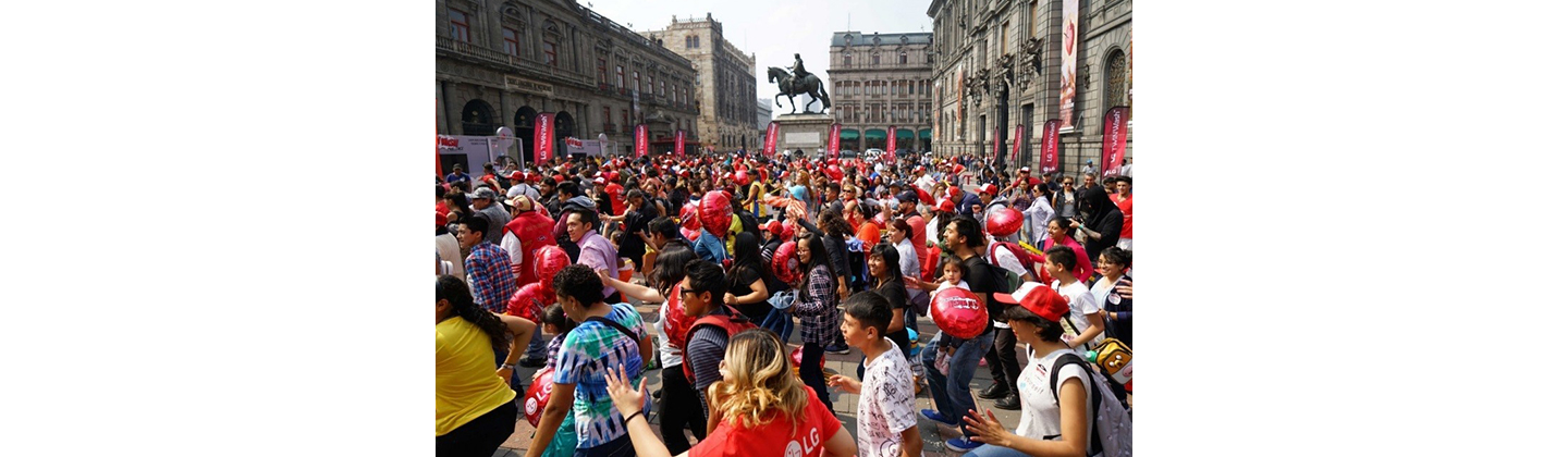 Another view of the crowd dancing at LG’s TWINWash Song & Dance campaign