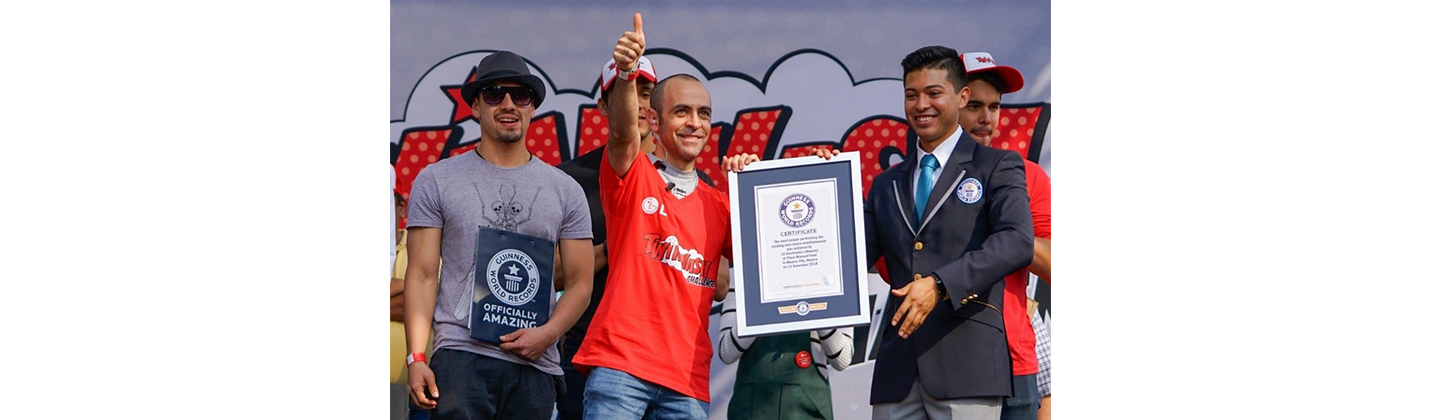 A representative from Guinness World Records hands over the world record certificate to LG’s event manager.