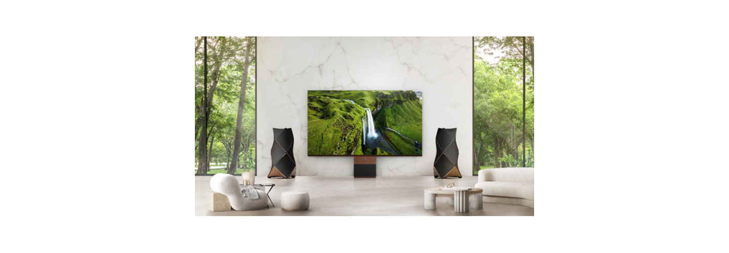 LG MAGNIT and Bang & Olufsen’s Beolab 90 speakers in the living room