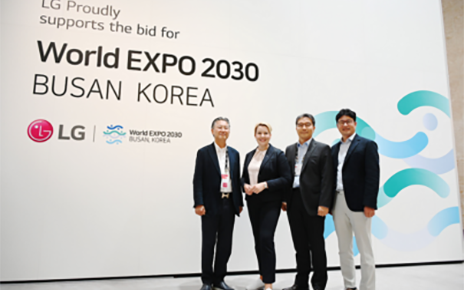 Heaven Lee, LG Electronics’ European representative, Franziska Giffey, mayor of Berlin, Kim Hyung-soo, president of LG Electronics Europe Region and Lee Jeong-seok, head of LG Electronics’ Global Marketing Center.