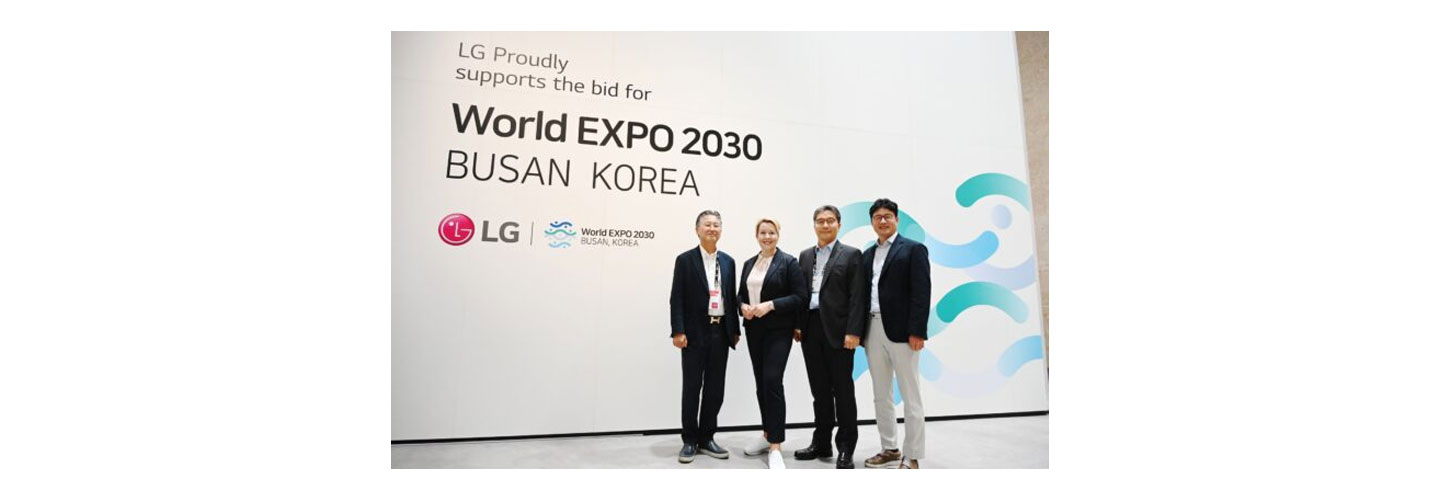 Heaven Lee, LG Electronics’ European representative, Franziska Giffey, mayor of Berlin, Kim Hyung-soo, president of LG Electronics Europe Region and Lee Jeong-seok, head of LG Electronics’ Global Marketing Center.