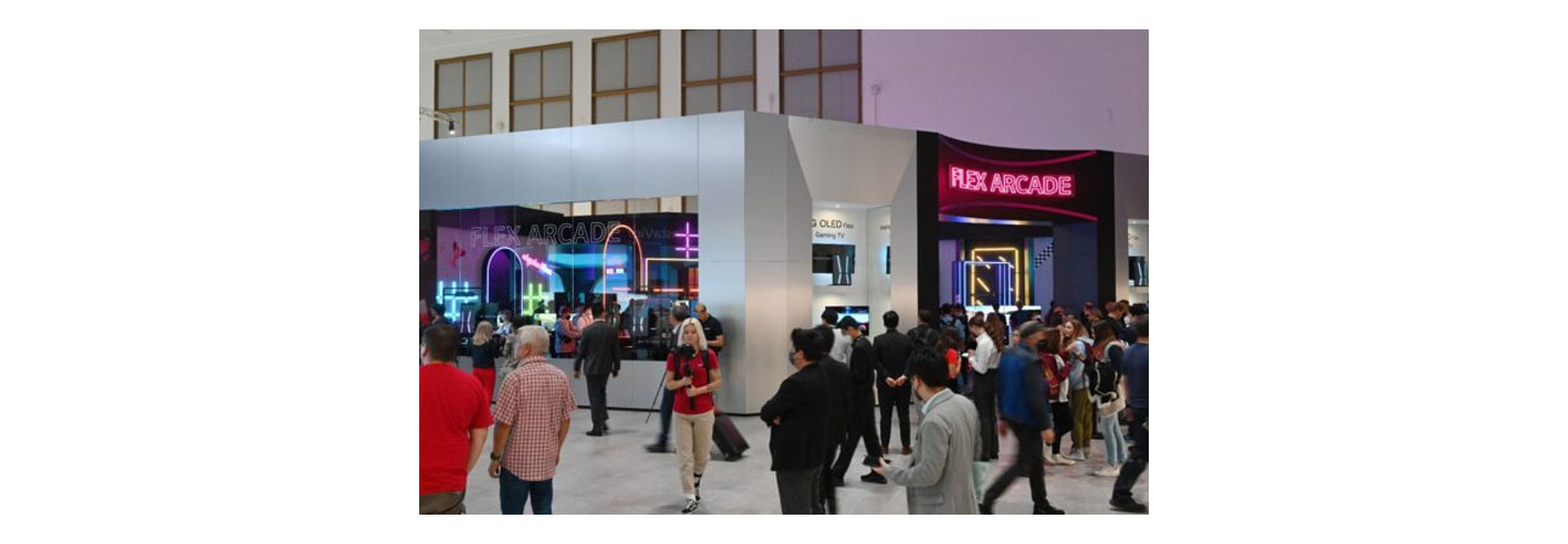 The Flex Arcade Zone crowded with visitors who are in line to experience the new OLED Flex