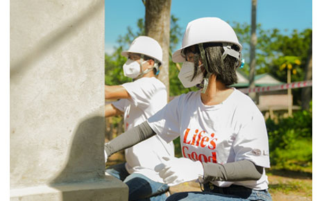 LG Vietnam employees painting a wall to renovate an old house