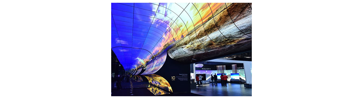 The side view of LG OLED Horizon installed at CES 2023 displaying ocean and the sky