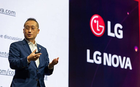Dr. Sok-woo Rhee, Head of LG NOVA (North America Innovation Center), giving a speech on stage at the Mission Launch Live event