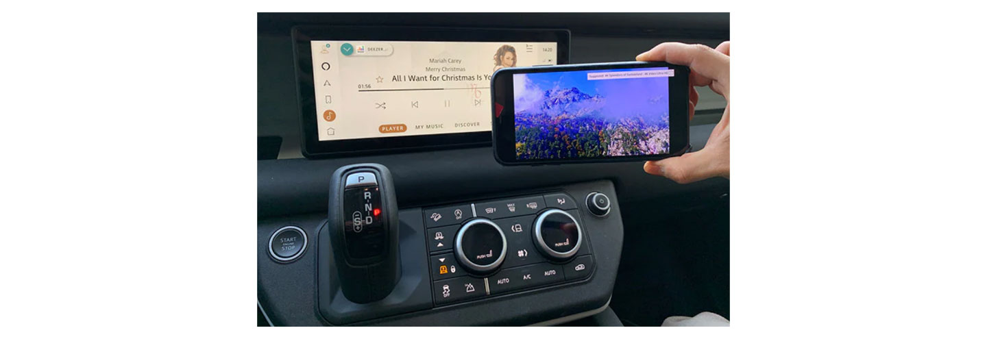A driver using LG’s infotainment technology of supporting two connections at once and providing two separate screens on the vehicle’s AVN screen and smartphone screen simultaneously